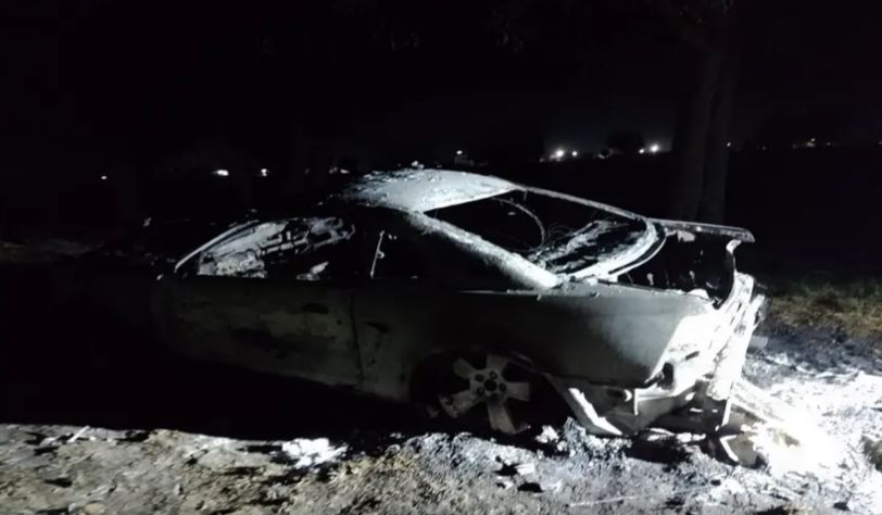 calcinados en auto deportivo