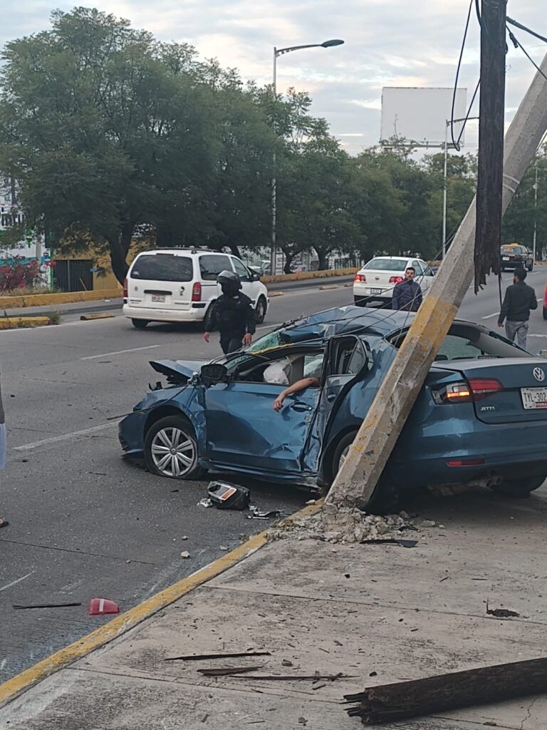 Aparatoso choque deja prensado a conductor en Boulevard Atlixco - Puebla321