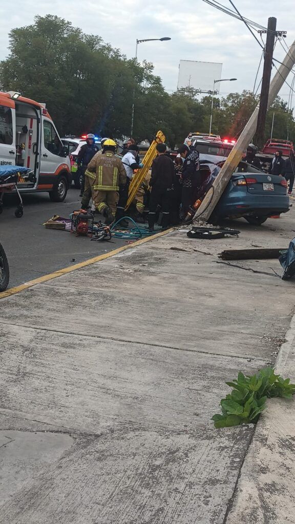 Aparatoso choque deja prensado a conductor en Boulevard Atlixco - Puebla321