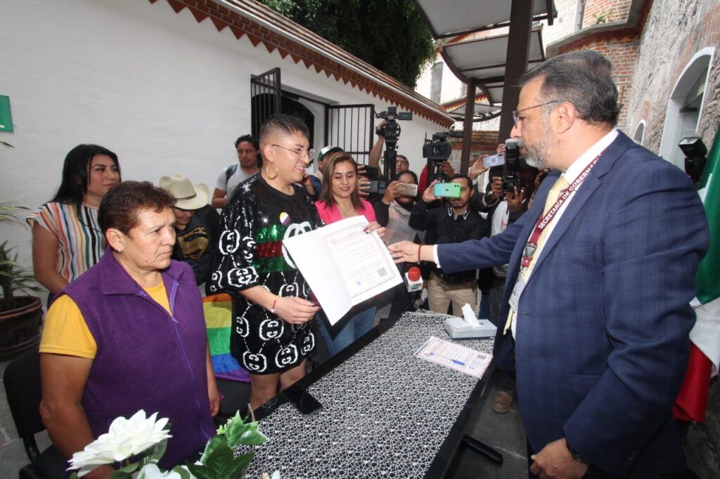 El Coordinador de la Diversidad Sexual de MORENA en Puebla, Alberto Camacho, recibió su Acta de Nacimiento no binaria