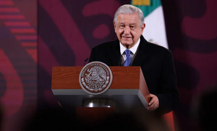 AMLO destaca control de puertos a cargo de la Marina