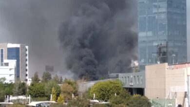 Incendio provocado por quema de pastizal detrás de la Torre Titanium en Ciudad Judicial