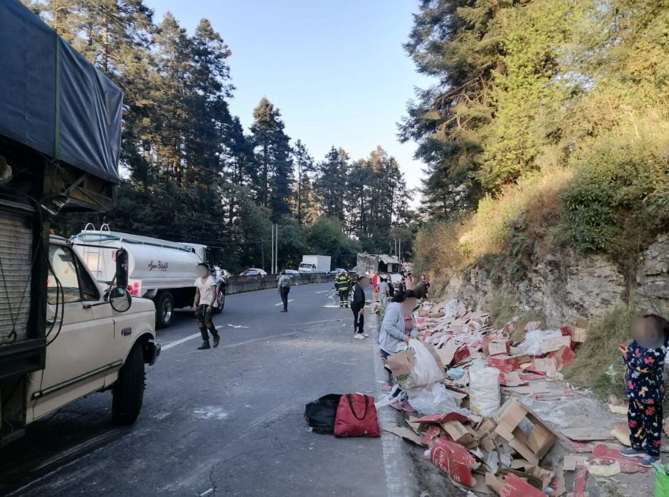 Accidente en la México-Toluca: Tráiler cargado con productos vuelca y deja una mujer lesionada