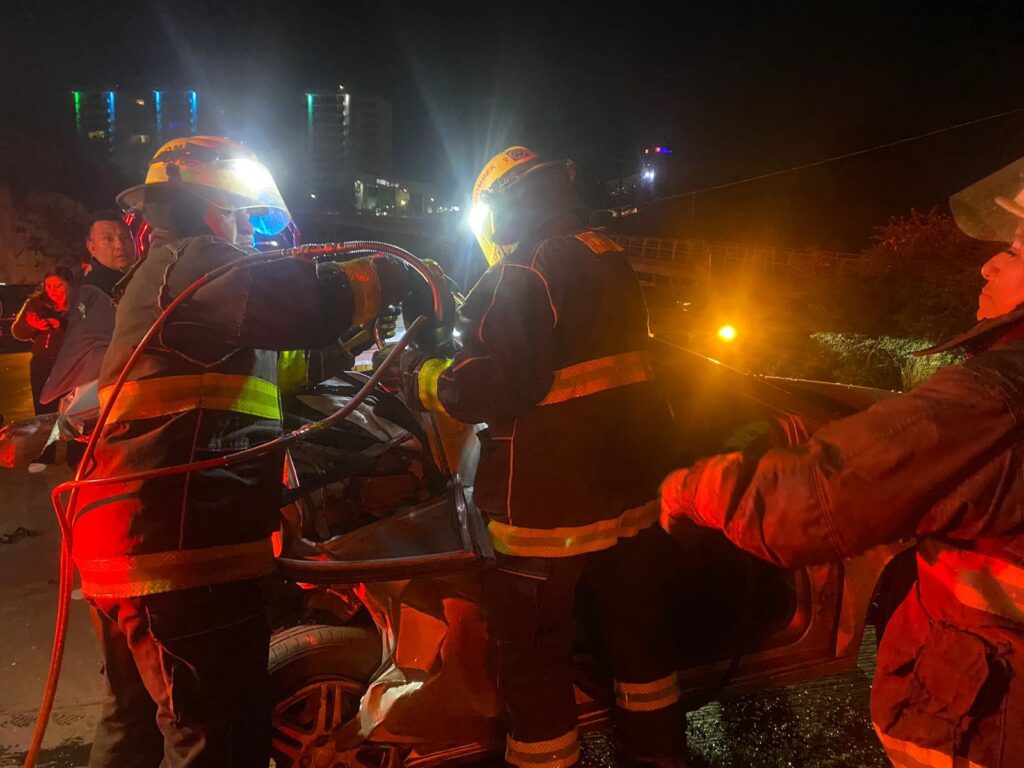 Conductor ebrio embiste auto en el Periférico, dejando madre e hija atrapadas