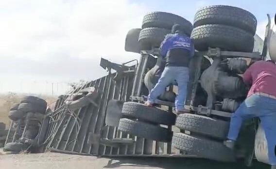Fuertes vientos del frente frío número 31 desatan volcadura de tráiler en La Ventosa, Oaxaca