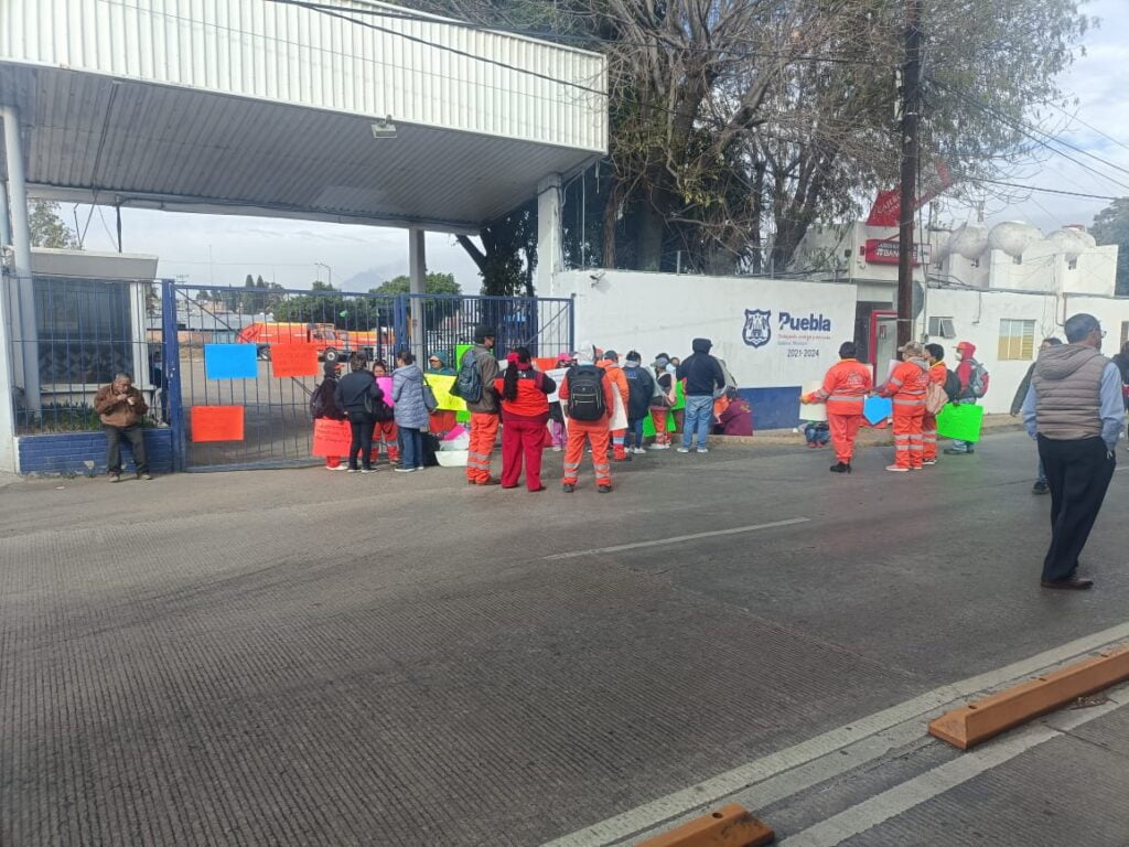 Protesta de "naranjitas" paraliza Boulevard Valsequillo; exigen respuestas de Eduardo Rivera