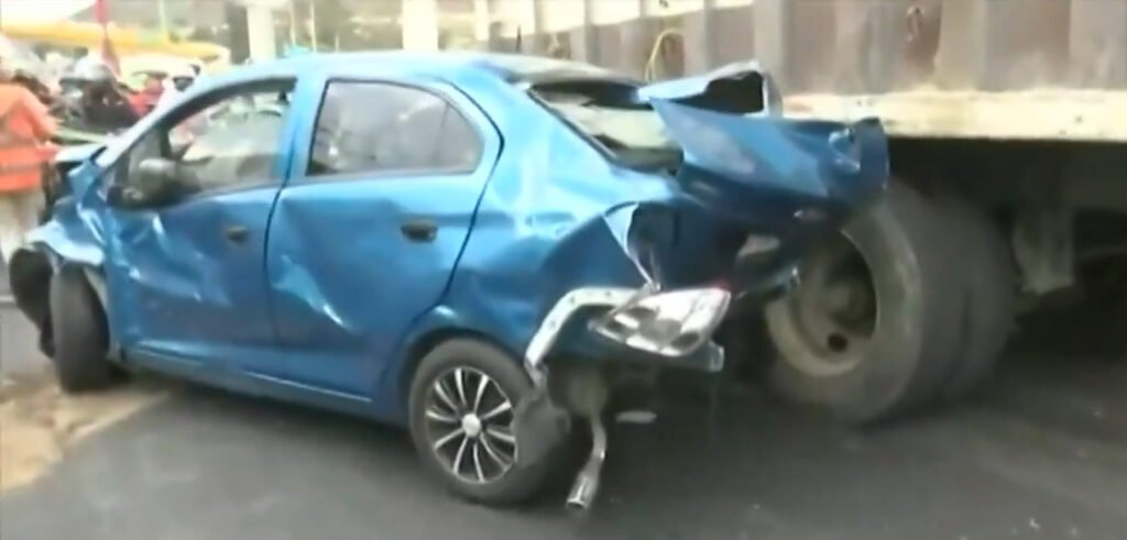 Carambola en la México-Puebla: Camión de basura sin frenos impacta a 10 vehículos