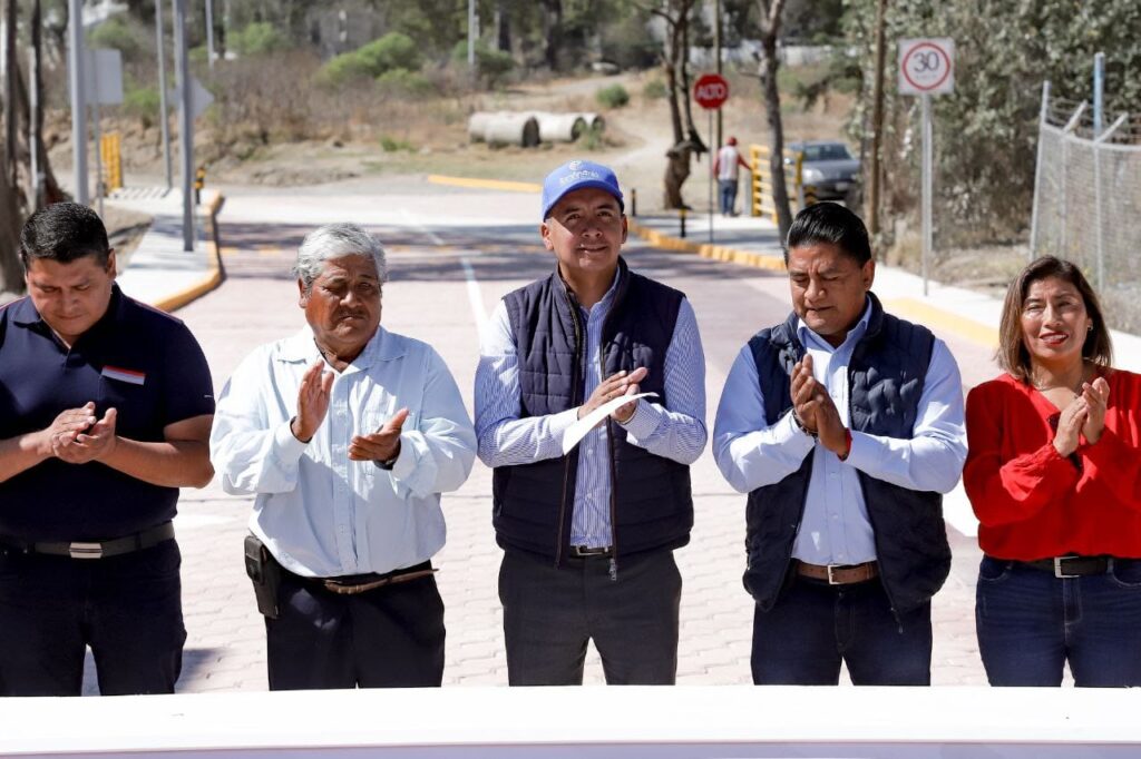 Inaugura Mundo Tlatehui adoquinamiento con puente alcantarilla en la calle Apetlahuaya en Cacalotepec