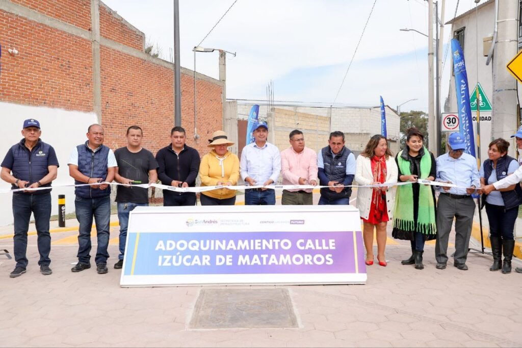 Entrega Mundo Tlatehui adoquinamiento de calle Izúcar de Matamoros en San Francisco Acatepec