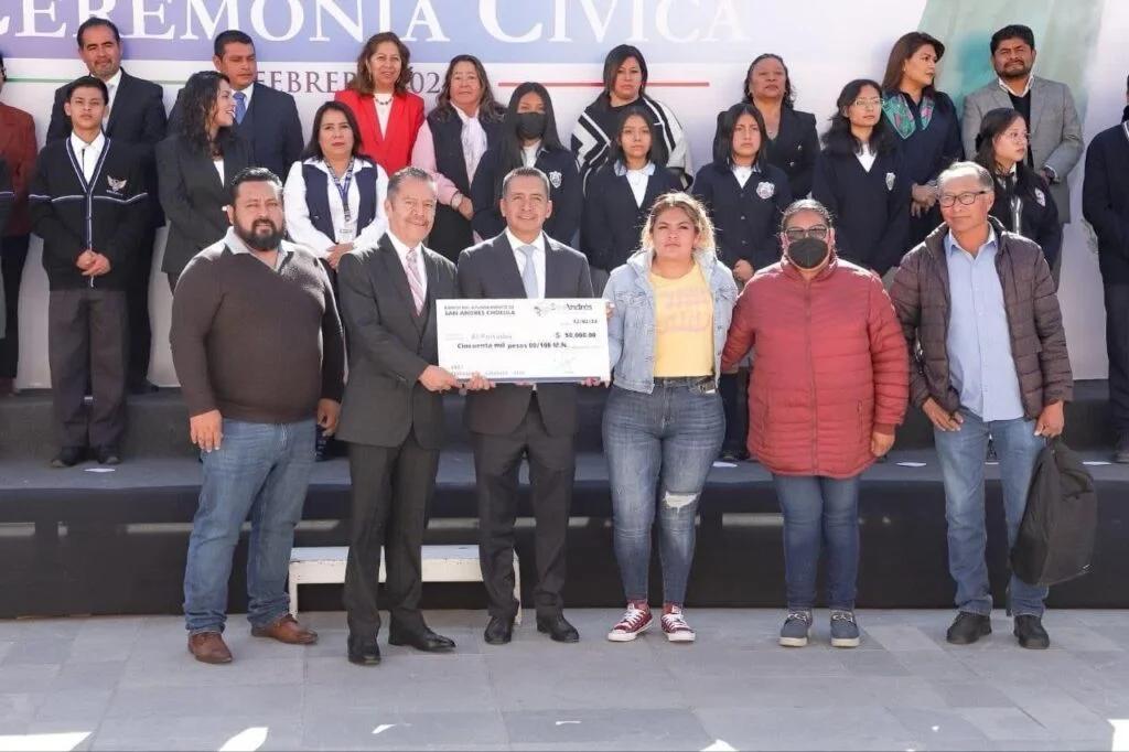 Mundo Tlatehui entrega apoyos económicos a instituciones educativas