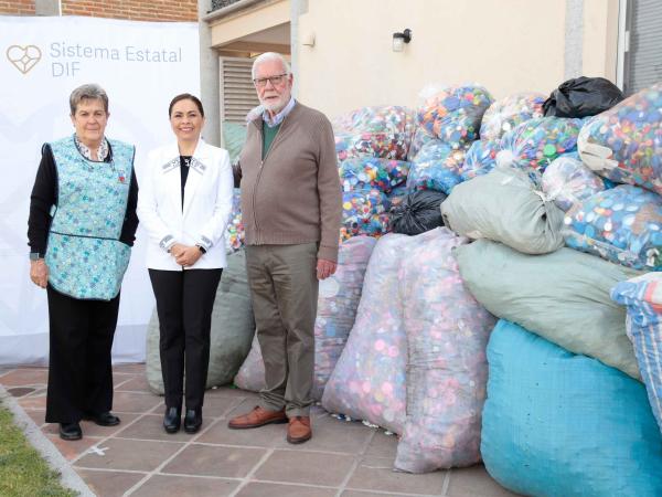 Encabeza Gaby Bonilla entrega de tapitas a fundación “Una Nueva Esperanza”