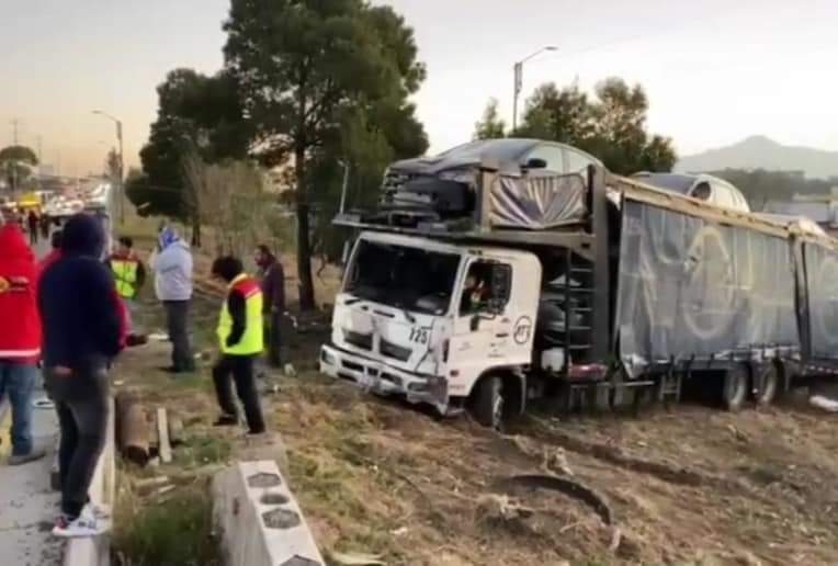 Volcadura de nodriza en Periférico Ecológico genera intenso tráfico