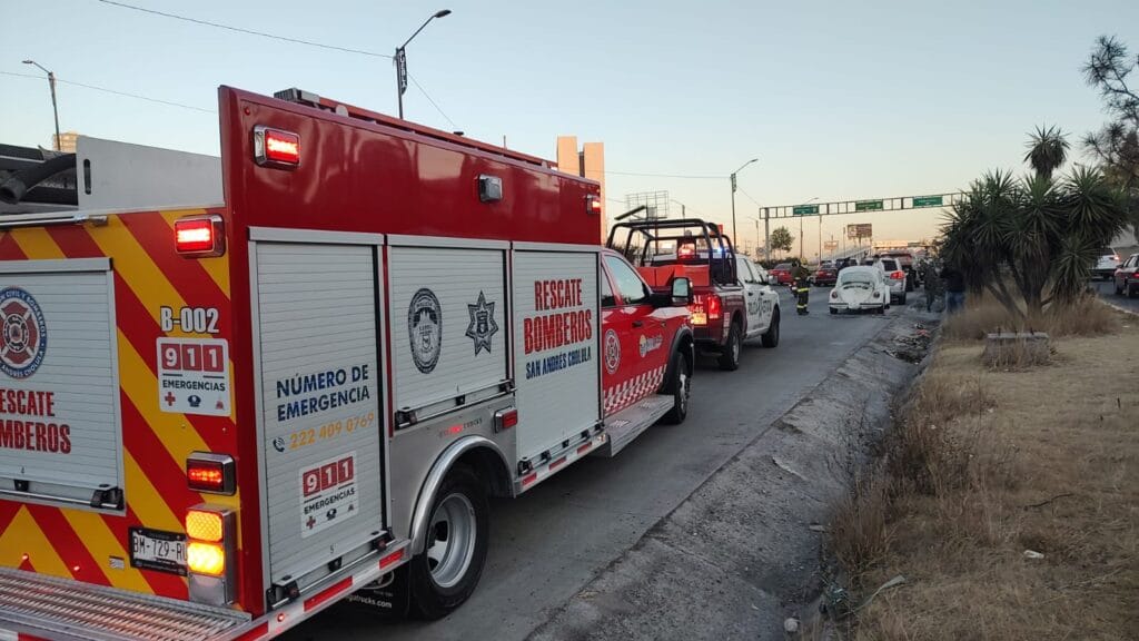 Incidente en Periférico Ecológico; Vochito se incendia por falla mecánica