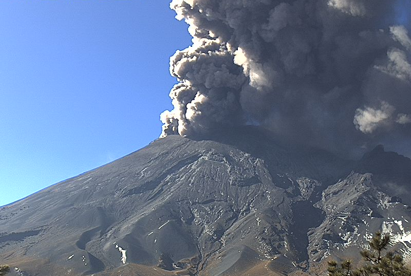 Volcán Popocatépetl despierta con explosiones y emisiones de ceniza