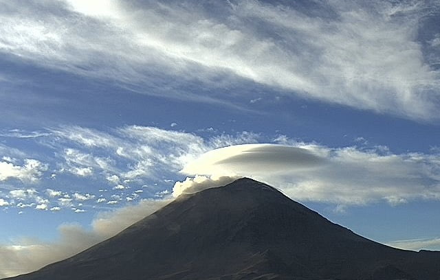 Popocatépetl deslumbra con una nube en forma de sombrero y emite ceniza