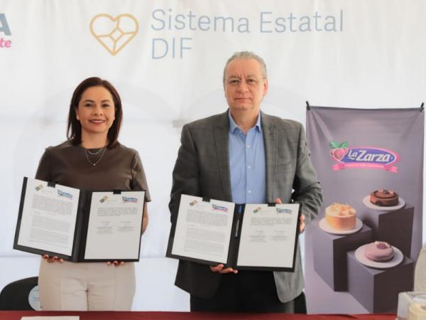 Firman SEDIF y “La Zarza” contrato para donación de pasteles