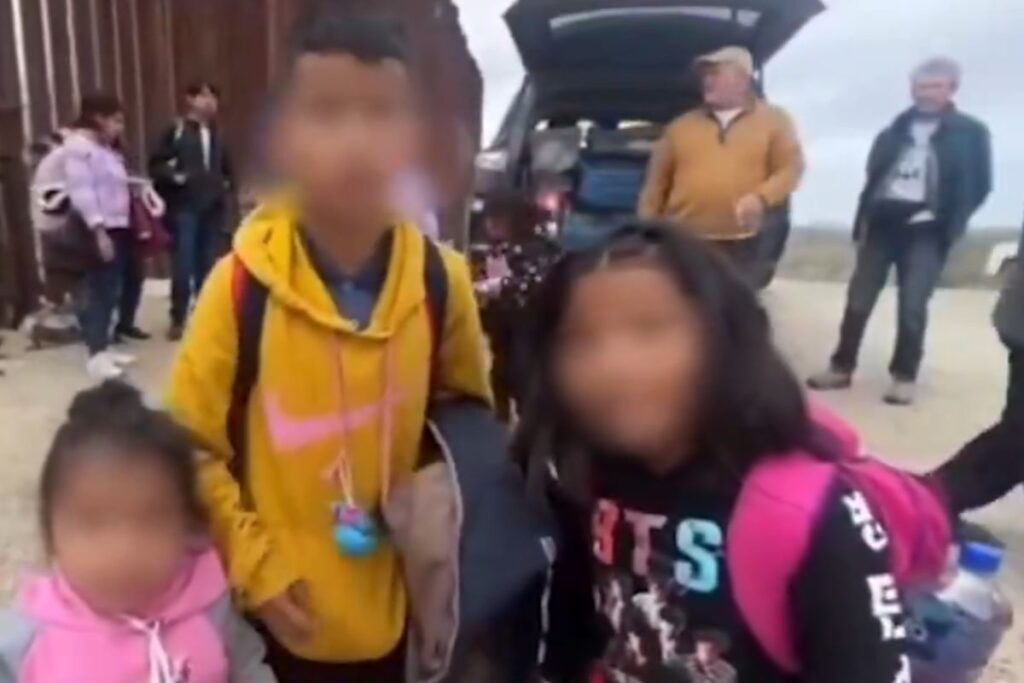 Tres niños poblanos son abandonados por "Coyotes" en la frontera México-Arizona