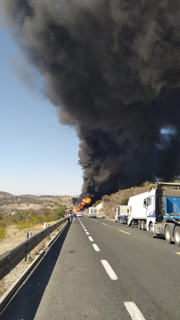 Tragedia en la Autopista Cuacnopalan-Oaxaca: Choque entre pipas desencadena fuerte explosión y cierre de vialidad