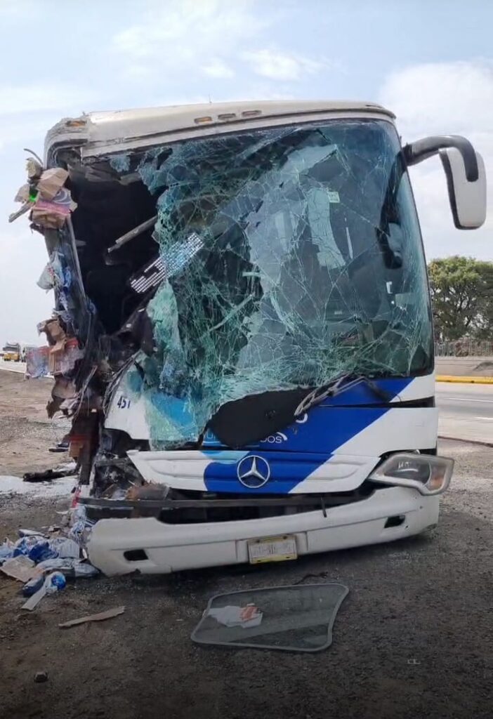 Accidente grave en autopista México-Puebla; 15 heridos en colisión de autobús y tráiler