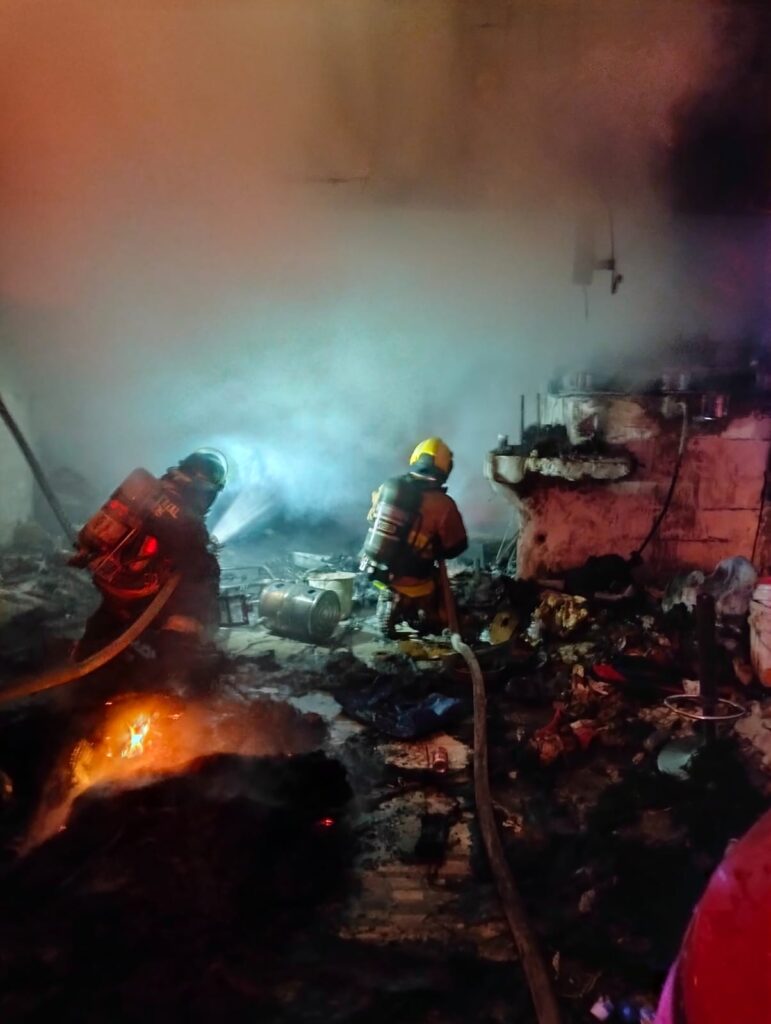Policías salvan a familia de casa en llamas; rescatan a dos menores
