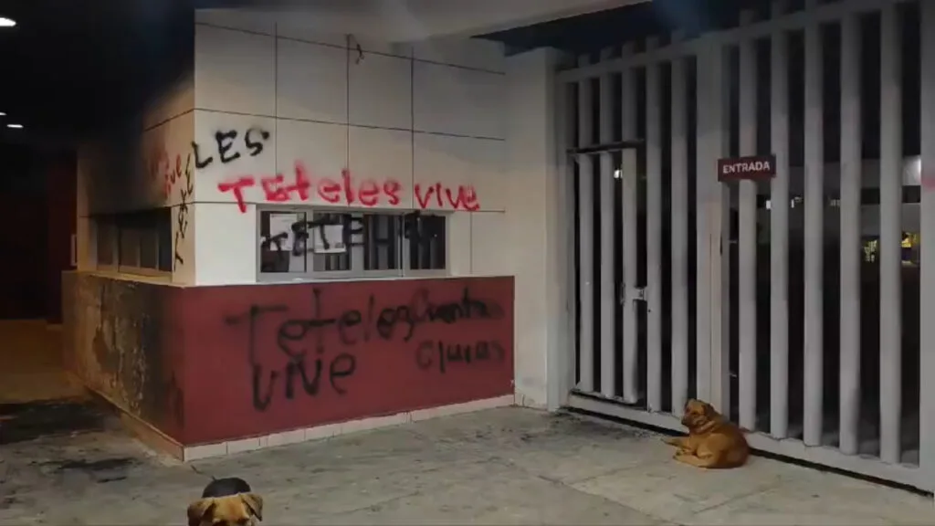 ¡Teteles vive! Estudiantes grafitean la SEP en protesta por desvío de recursos