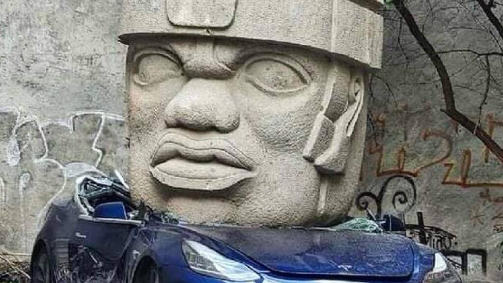 ¡Escultura de cabeza Olmeca aplasta un Tesla en la Roma!