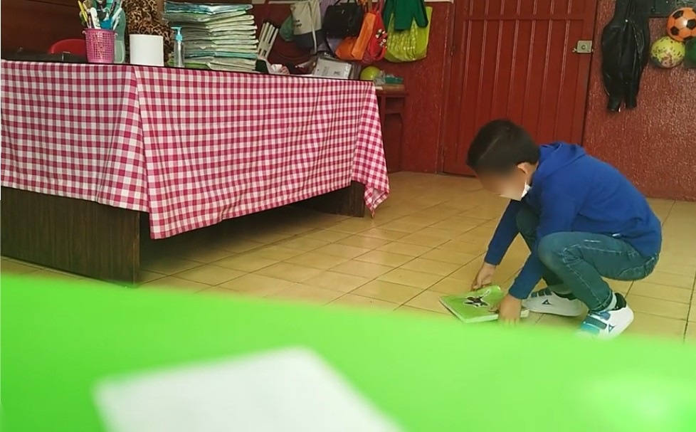 Polémica en redes sociales por video de maestra que avienta cuadernos a niños en escuela de Toluca