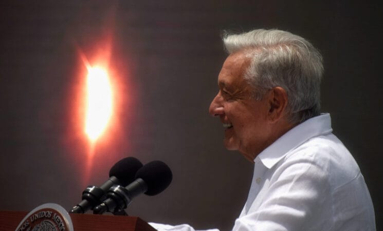 AMLO atestigua eclipse solar total en Mazatlán; “es un privilegio vivir para contarlo”, asegura