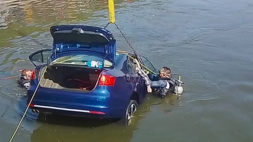 Cuatro jóvenes mueren ahogados al caer su auto al dren de Valsequillo