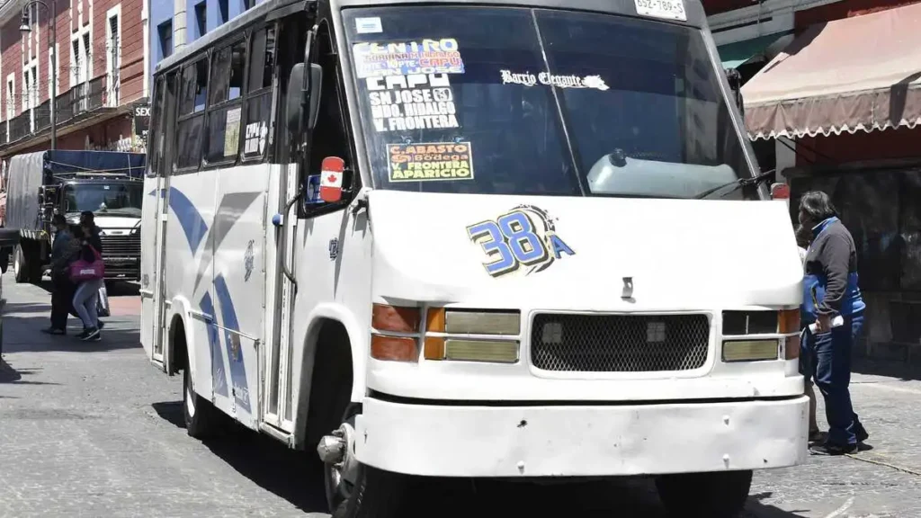 Conductor de transporte público herido en atraco a bordo de la Ruta 38A en Puebla