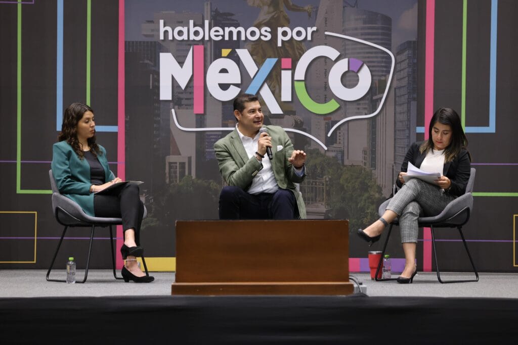 Exitoso diálogo de Armenta con jóvenes de la UPAEP reconociendo que ellas y ellos son el motor del desarollo