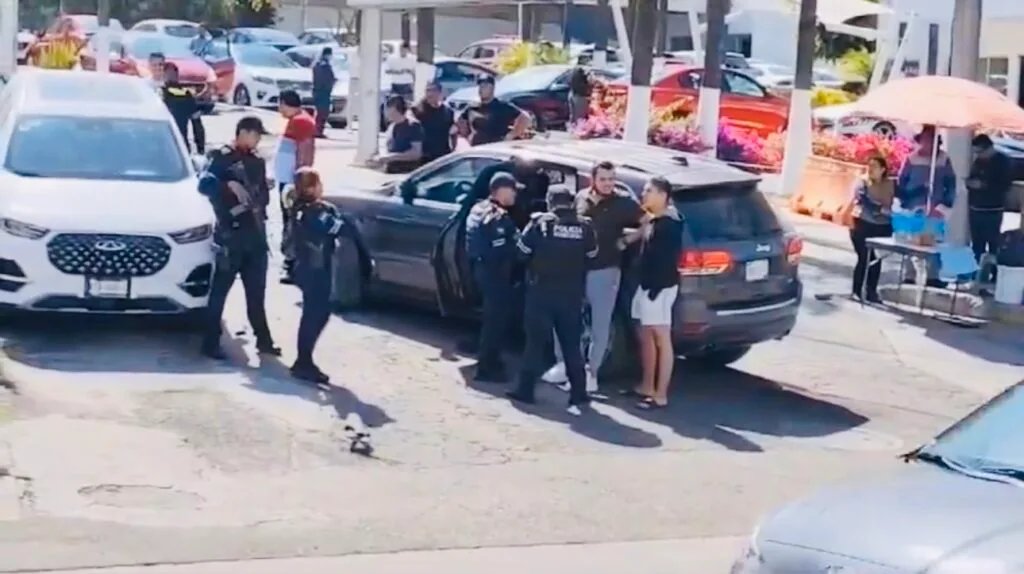 Conductor detenido tras persecución y choques en Calzada Zavaleta