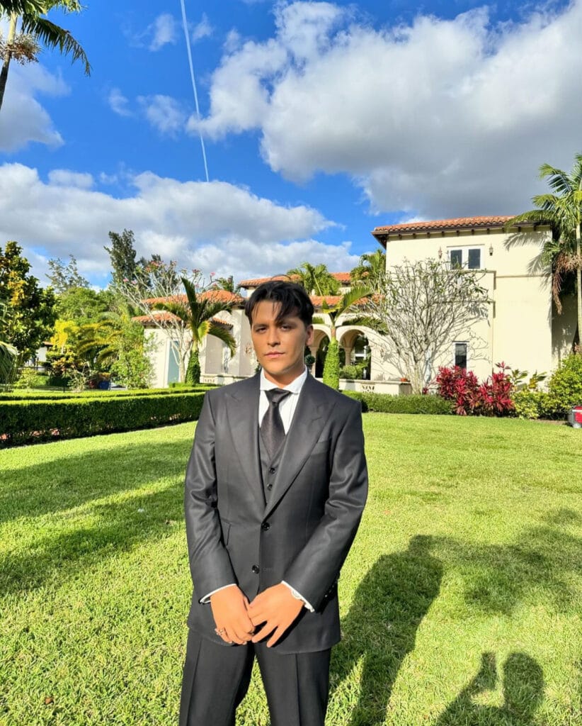 Christian Nodal sorprende al revelar fotos sin tatuajes en su rostro