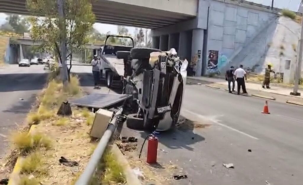 Exceso De Velocidad Provoca Vuelco De Camioneta En Bulevar Forjadores Puebla321 6687