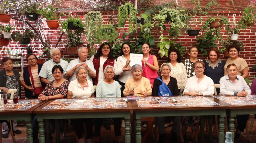 Firma Tonantzin Fernández compromisos en favor de los adultos mayores de San Pedro Cholula