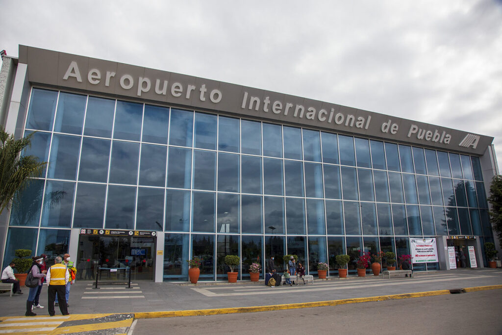 Decomiso de drogas en Aeropuerto de Puebla; tres detenidos y 150 paquetes incautados
