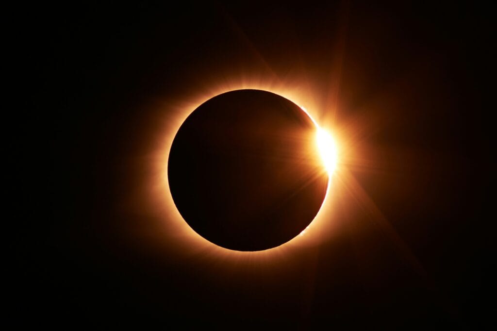 Recomendaciones de Seguridad para observar el Eclipse Solar del 8 de abril de 2024