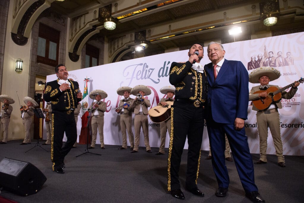 AMLO celebra Día de las Madres con concierto en Palacio Nacional