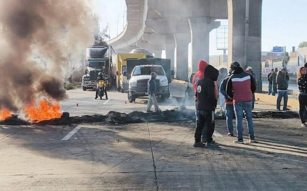 Manifestantes Bloquean Autopista México Puebla Exigiendo La Búsqueda De Persona Desaparecida 1546