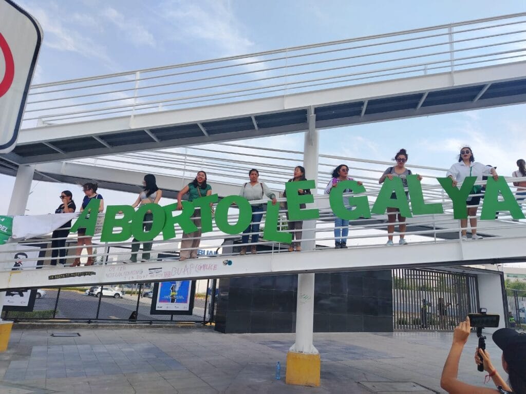 Activistas exigen despenalización del aborto durante debate de candidatos en Puebla