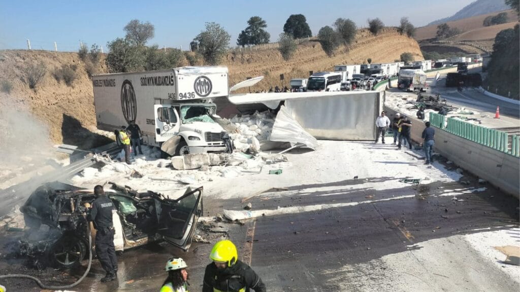 Accidente en autopista México-Puebla: tráiler sin frenos impacta varios vehículos en Ixtapaluca