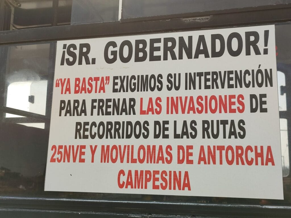 Bloqueo de operadores de Ruta Angelópolis deja a decenas de viajeros varados en Puebla