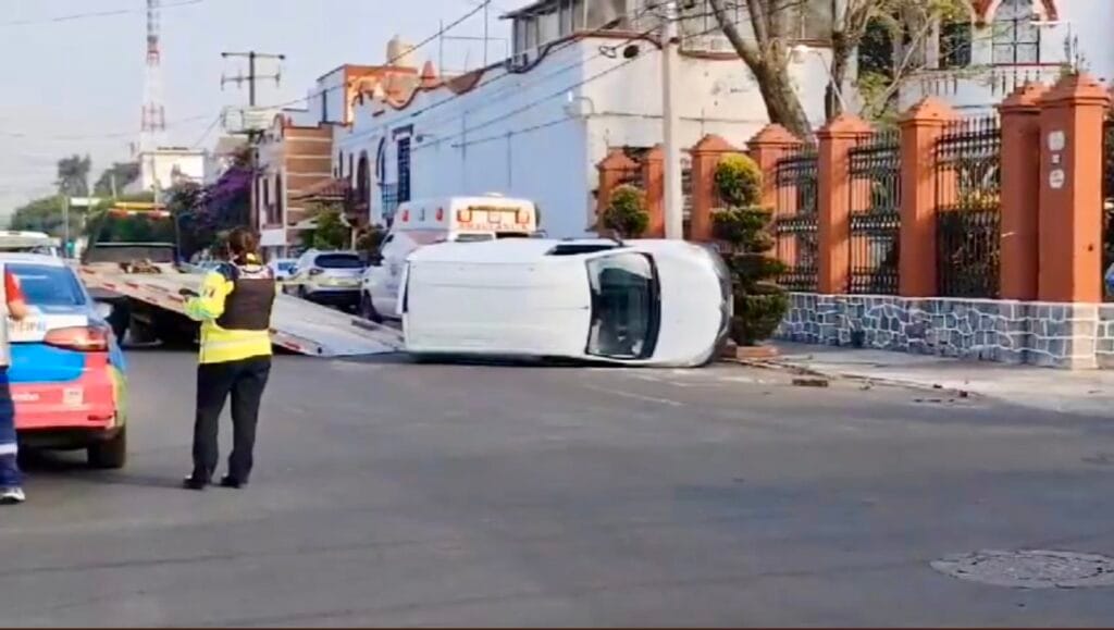  Ruta M2 colisiona con camioneta y vuelca; hay dos heridos