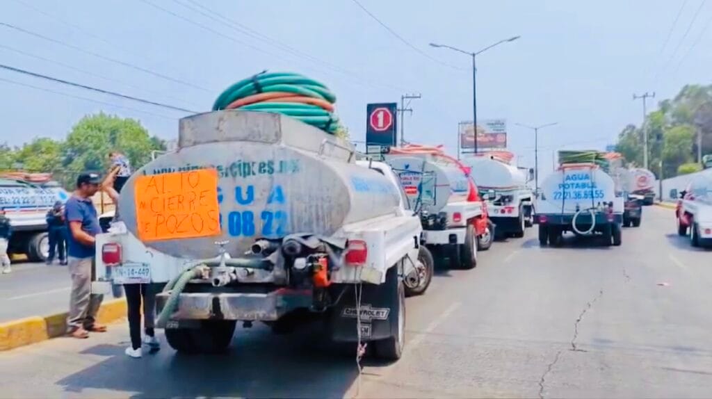 Cierran piperos ambos sentidos de la Recta a Cholula en protesta por el cierre de pozos de agua