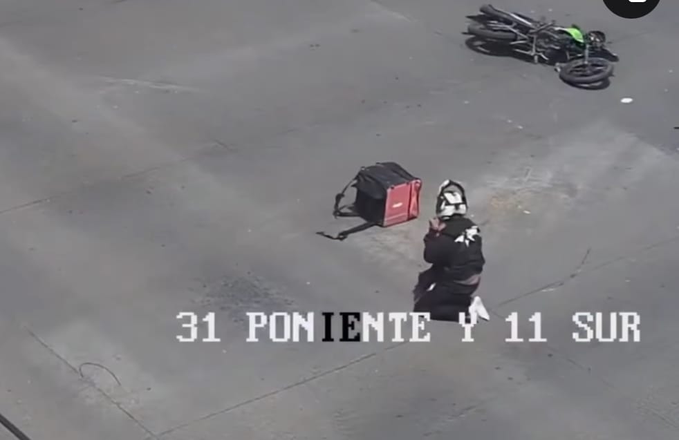 Accidente entre motociclista de Uber Eats y un Atos en la 31 Poniente