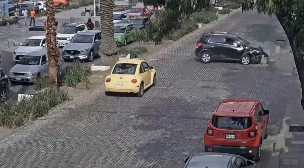  Accidente en Avenida Juárez por uso de celular al volante
