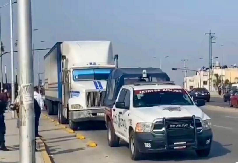 Policía Estatal detiene a dos Sujetos por robo de tráiler y secuestro en bulevar Carmelitas