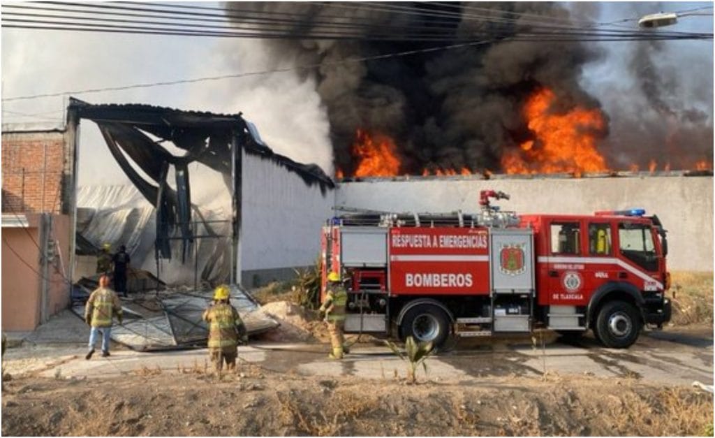 Incendio en fábrica de veladoras en San Martín Texmelucan moviliza a bomberos