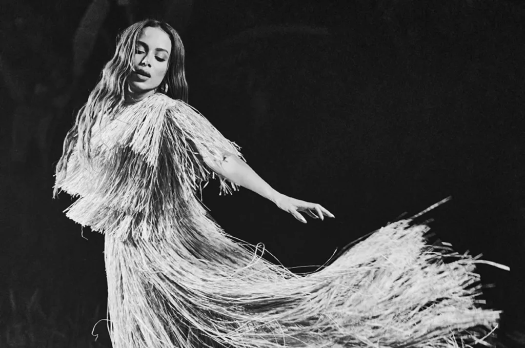Anitta celebra sus raíces brasileñas en el video de su nuevo sencillo 'Aceita'