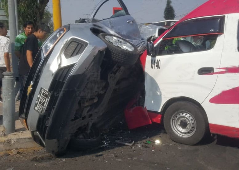 Accidente en Bulevar Forjadores: cuatro heridos tras choque de combi